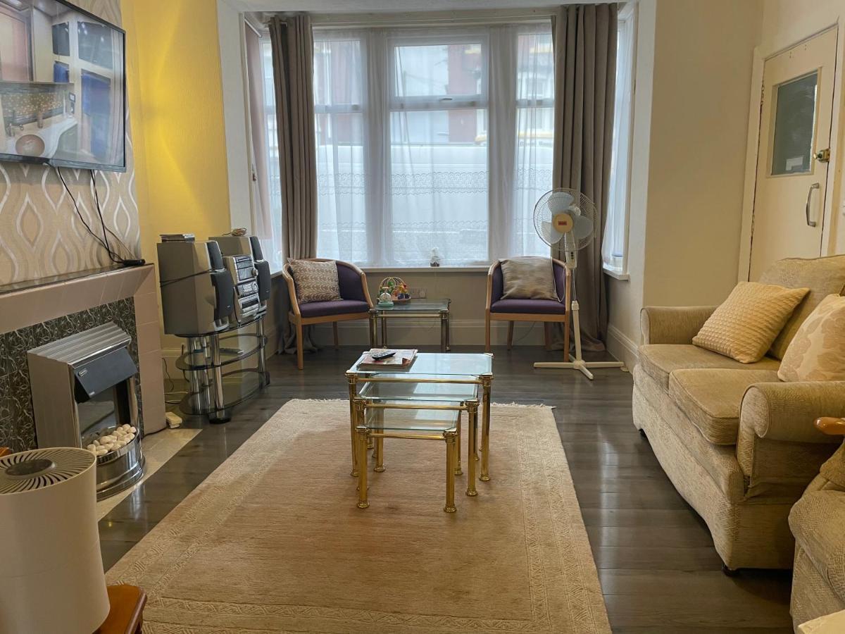 Renovated 4-Bed Home - Sleeps 9 - Parking - Spa Blackpool Eksteriør bilde